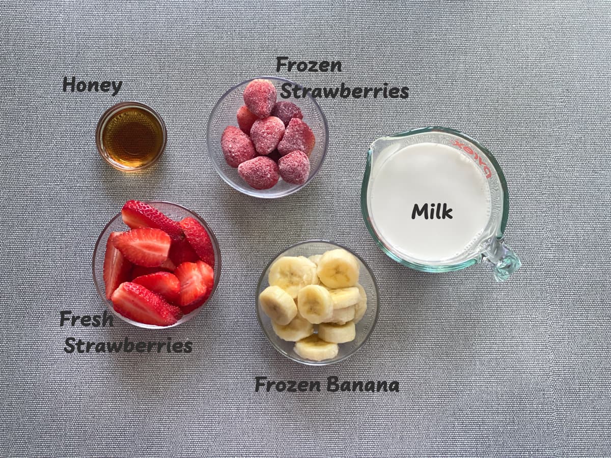 Healthy Strawberry Smoothie (4 Ingredients)