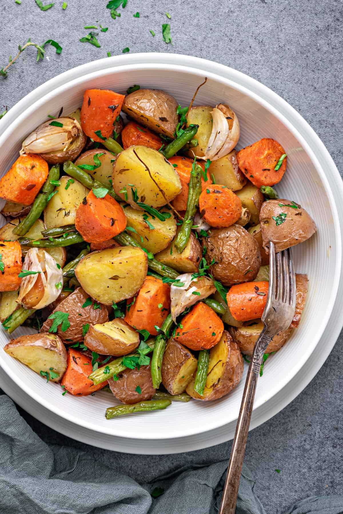 https://www.cubesnjuliennes.com/wp-content/uploads/2021/11/Roasted-Potatoes-and-Carrots-1.jpg