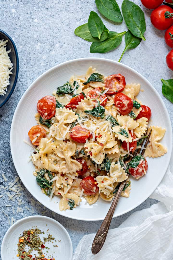 Tomato Spinach Pasta Recipe - Cubes N Juliennes