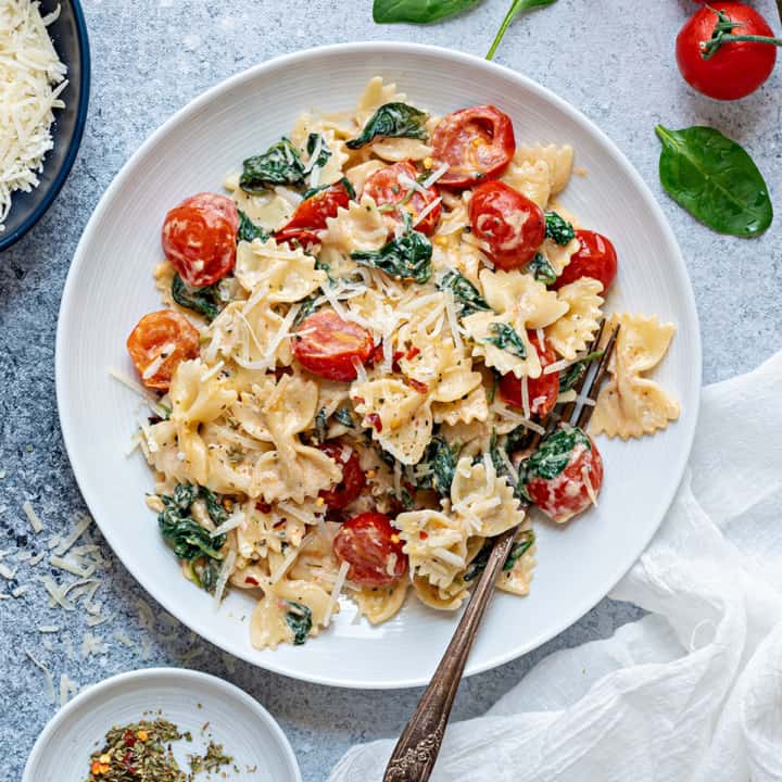 Tomato Spinach Pasta Recipe - Cubes N Juliennes