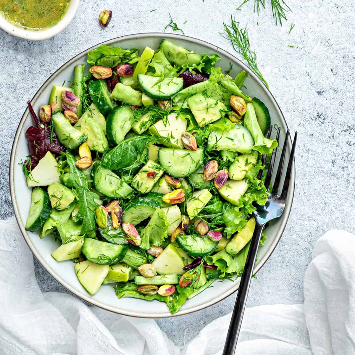 https://www.cubesnjuliennes.com/wp-content/uploads/2022/02/Mixed-Green-Salad-Recipe.jpg
