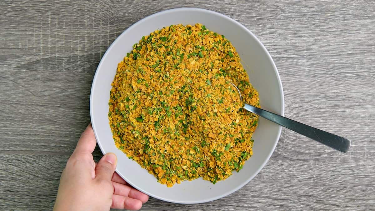 Combine corn flakes crumb and herbs.